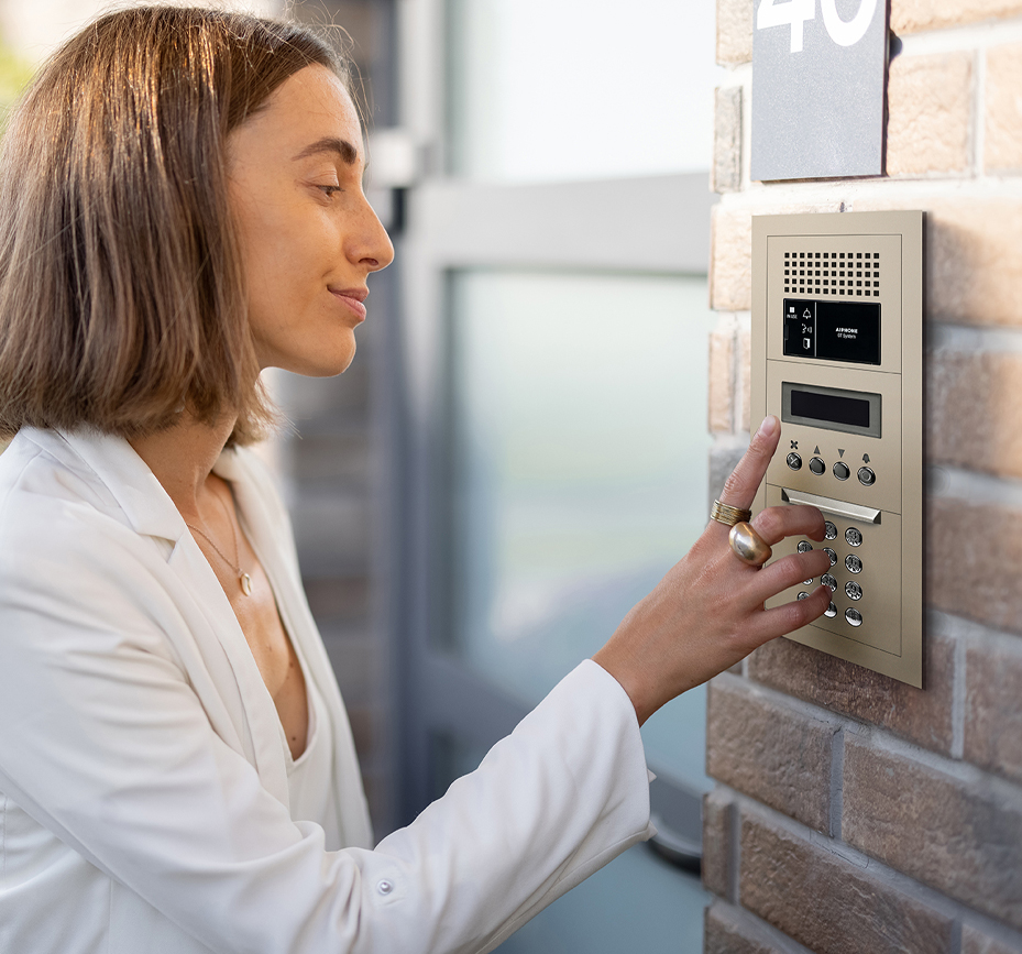 Woman Calling GT Door Station